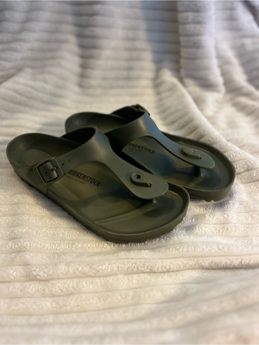 Birkenstock Gizeh EVA sandals in khaki green size 38